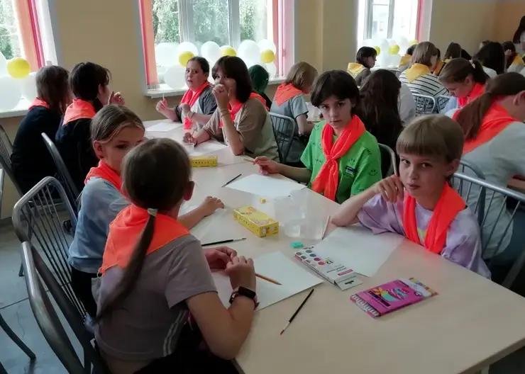 В Красноярске школьники нарисовали больше полутора тысяч портретов своих учителей