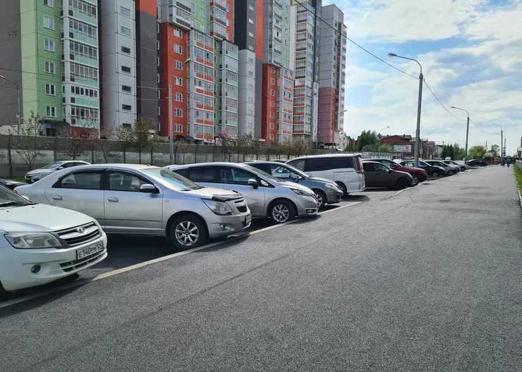 В Красноярске на улице Дмитрия Мартынова появилось 40 парковочных мест для пациентов поликлиники