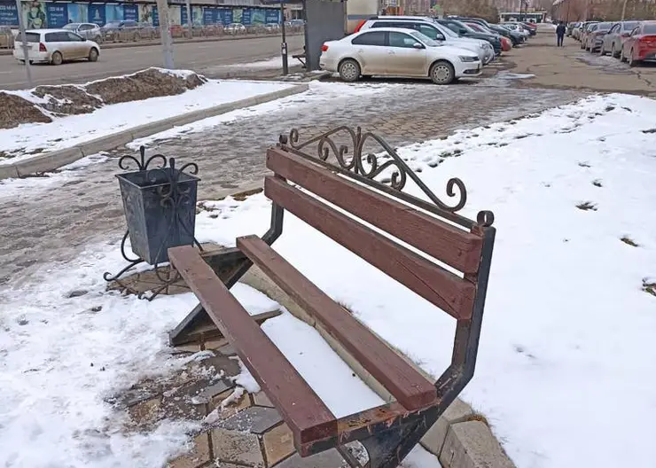 В Красноярске вандалы поломали качели и скамейки в нескольких скверах