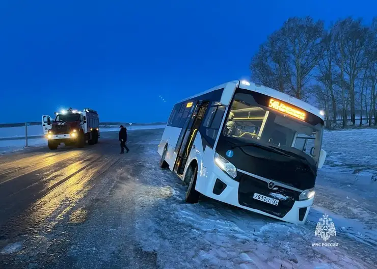 В Красноярском крае автобус с 10 пассажирами съехал в кювет на трассе