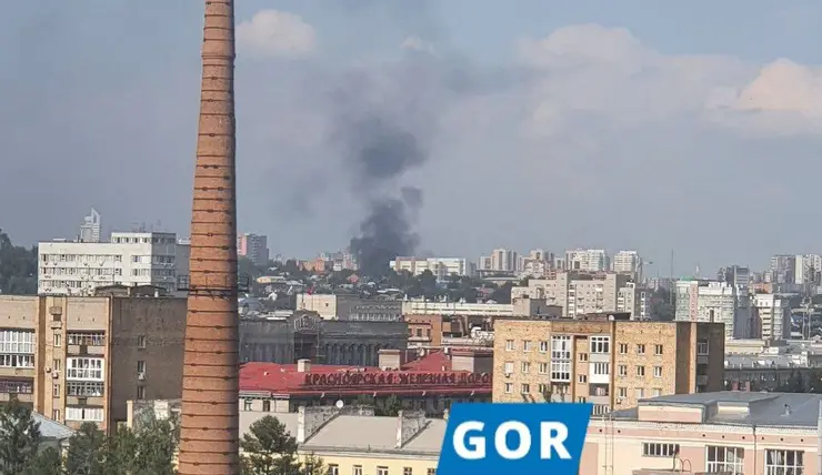 В Красноярске горит склад по улице Березина