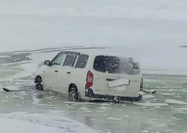 На Красноярском водохранилище под лед провалилась машина