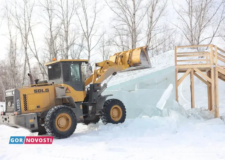 В Красноярске начали демонтировать ледовый городок на острове Татышев