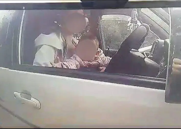 В Красноярском крае нетрезвая 28-летняя женщина вела автомобиль с ребенком на руках