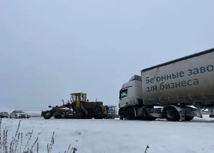 На трассе Р-257 «Енисей» грузовик столкнулся с грейдером, который очищал снег