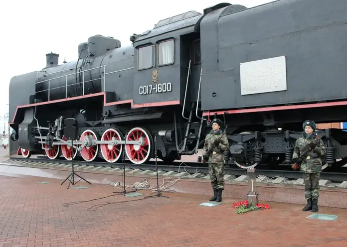 «Пост № 1» заступил на почетный караул возле паровоза «Серго Орджоникидзе» в Красноярске