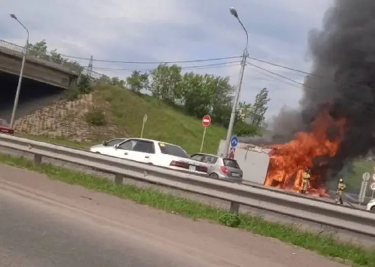 В Красноярске на Северном шоссе загорелся павильон около АЗС