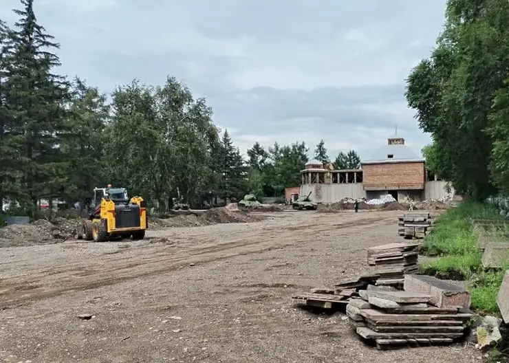 В Красноярске на площади Победы обустраивают новый газопровод для Вечного огня