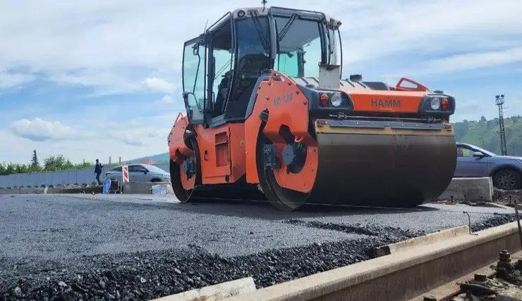 В Красноярске на железнодорожном переезде развязки из Пашенного начали укладывать асфальт