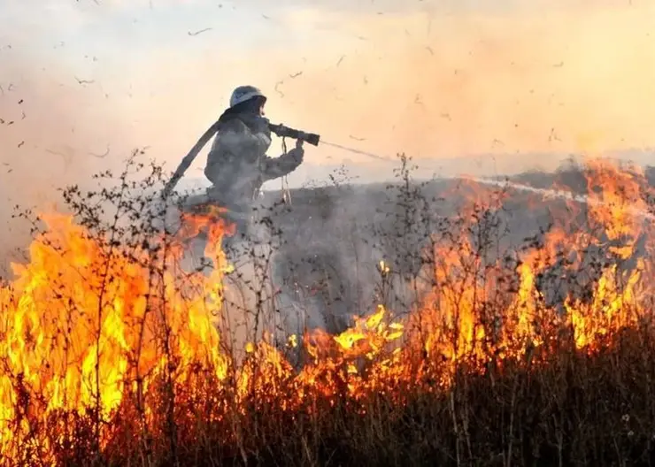 В Красноярском крае впервые в этом году загорелась сухая трава
