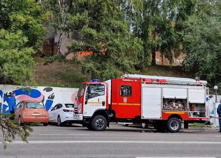 В Красноярске на улице Дубровинского загорелся легковой автомобиль