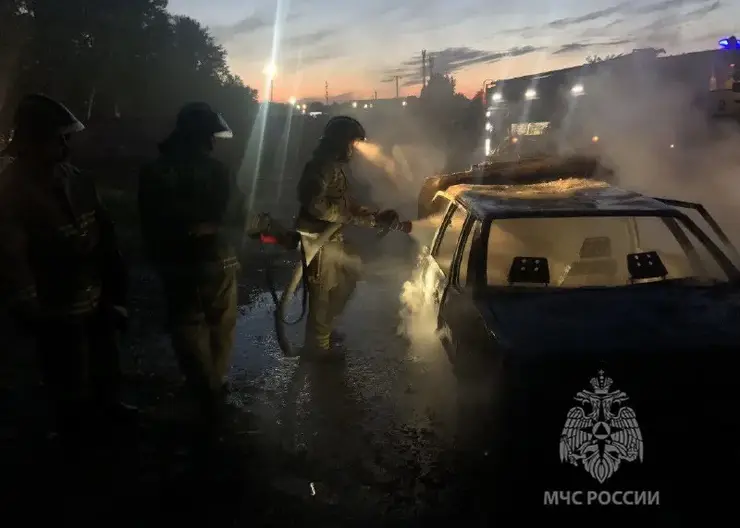 В Красноярске на улице Ширинской ночью подожгли автомобиль