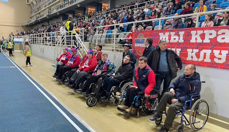 «Мы помогаем людям с инвалидностью вырваться из четырёх стен»: в Красноярске стартовал проект «Фанаты на колёсах»