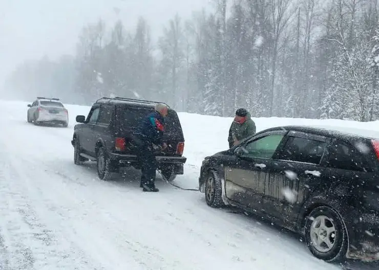 На трассе под Красноярском неравнодушный водитель помог паре на сломавшемся авто