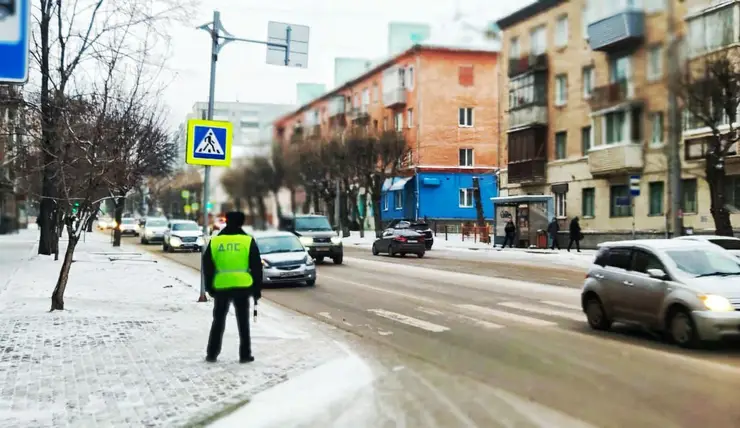 Сотрудники ДПС проверяют соблюдение ПДД у пешеходных переходов в Красноярске