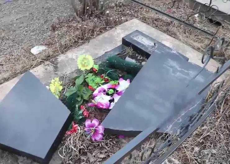 В Красноярске задержали мужчину за повреждение памятников на Шинном кладбище
