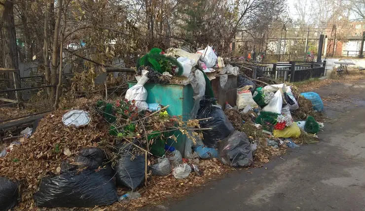 За выходные дни с красноярских кладбищ вывезли 1,5 тысячи кубометров мусора