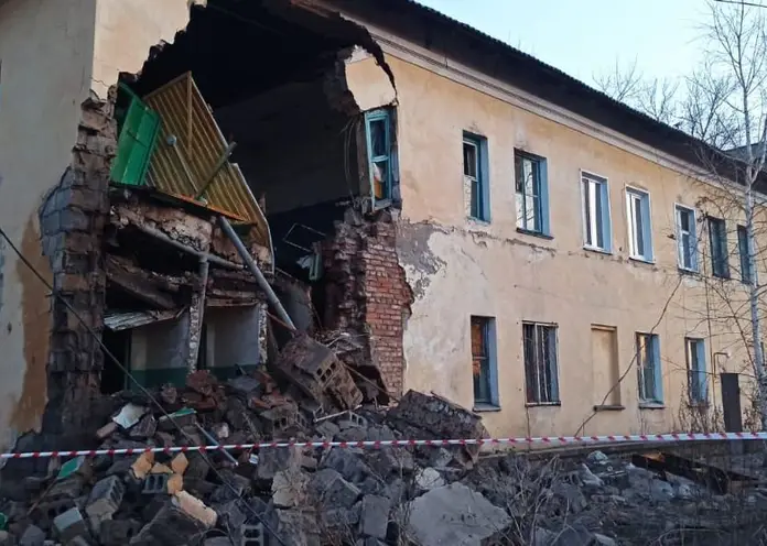 После обрушения части двухэтажного дома в Канске возбуждено уголовное дело