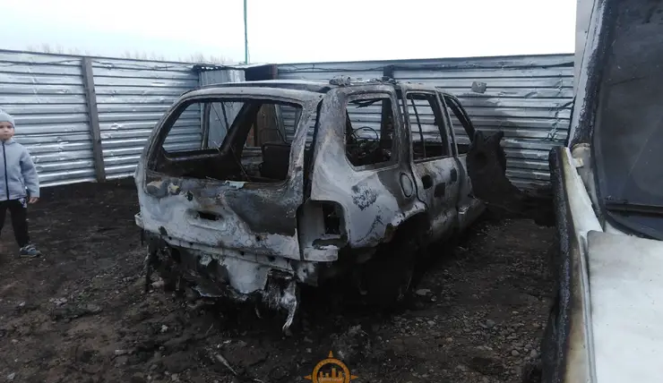 В Красноярске к возгоранию четырех машин в Солнечном могут быть причастны 8-летние дети