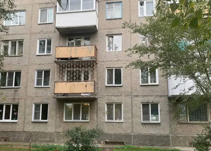 В Минусинске из окна третьего этажа выпала годовалая девочка