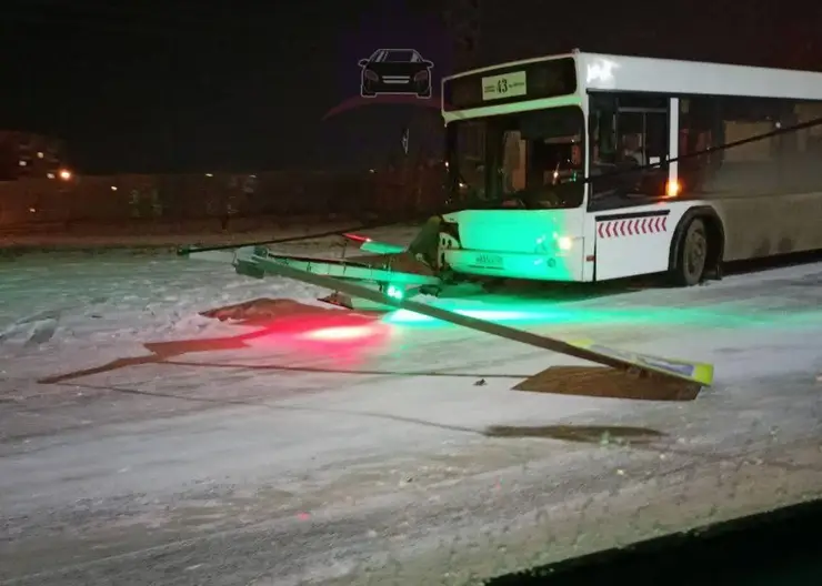 В Красноярске водитель автобуса № 43 не справился с управлением и снес светофор