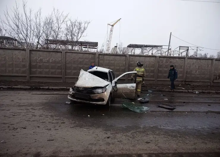 В Красноярске на улице Дубровинского водитель не справился с управлением и опрокинул машину набок