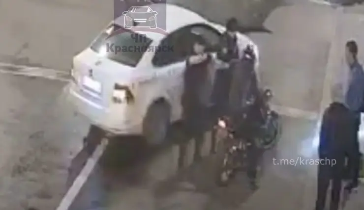 В Красноярске возбудили уголовное дело после избиения троих мужчин на мотоцикле