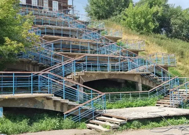 В Красноярске на Мелькомбинатской появится новая безопасная лестница