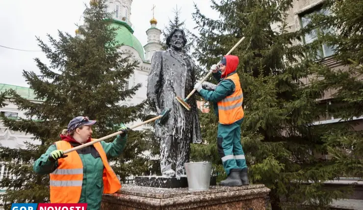 В Красноярске моют памятники после зимы