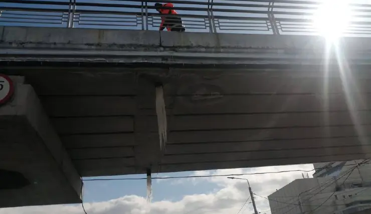 На вантовом мосту в Красноярске убрали опасные сосульки