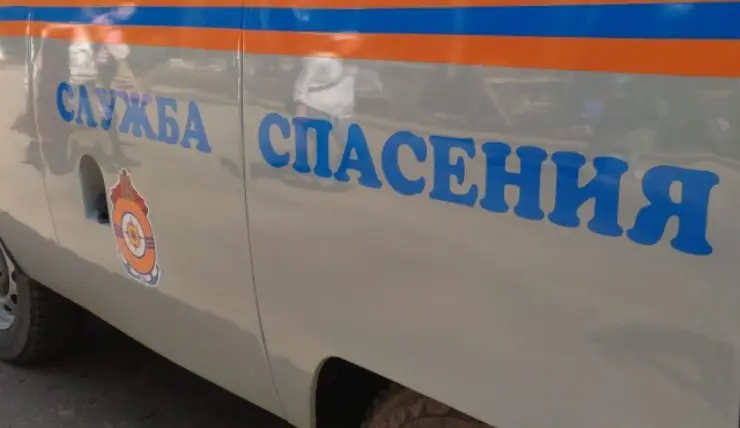 В Красноярском крае спасатели эвакуировали из сломанного авто мужчину и его сына