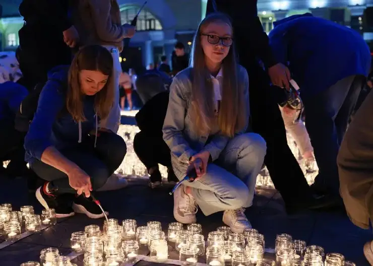 В Красноярске создали масштабную картину из свечей ко Дню памяти и скорби