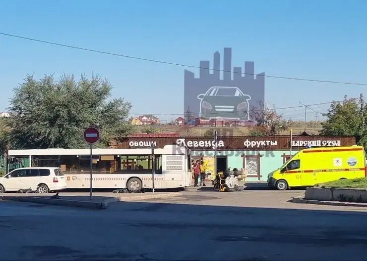 В Красноярске 41-летний мужчина на квадроцикле врезался в автобус