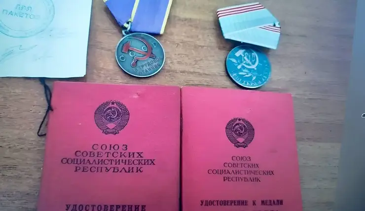 В Красноярске женщина нашла медали с документами и решила их продать