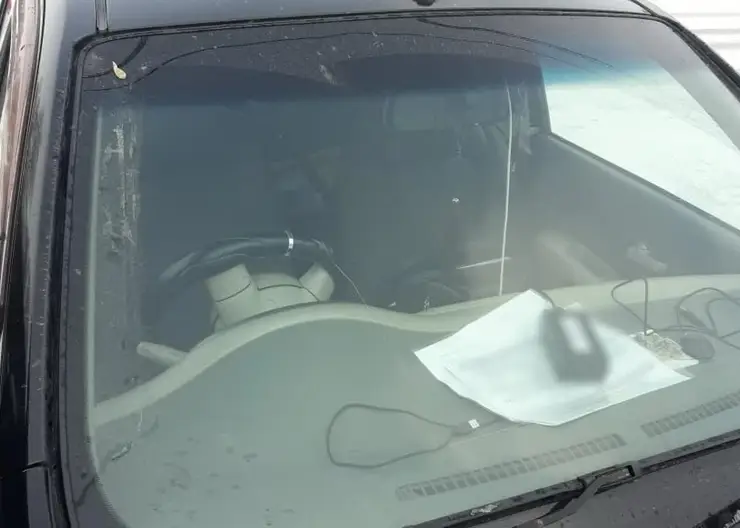 На трассе в Красноярском крае водитель пытался разбить лобовое стекло автомобилисту с «треногой»