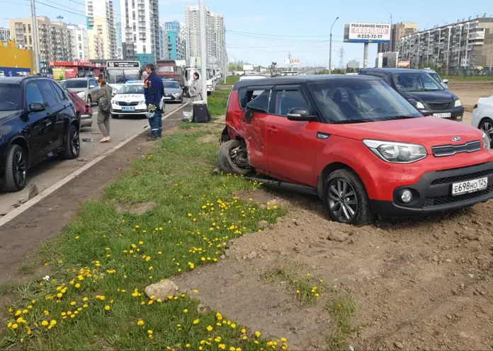 В Красноярске на улице Авиаторов столкнулись сразу 5 автомобилей