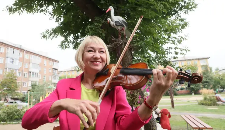 Артистка симфонического оркестра вырастила самую красивую клумбу в Ленинском районе Красноярска