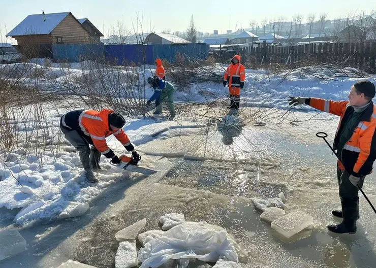 В Железнодорожном районе на малых реках режут лёд, чтобы предотвратить подтопления