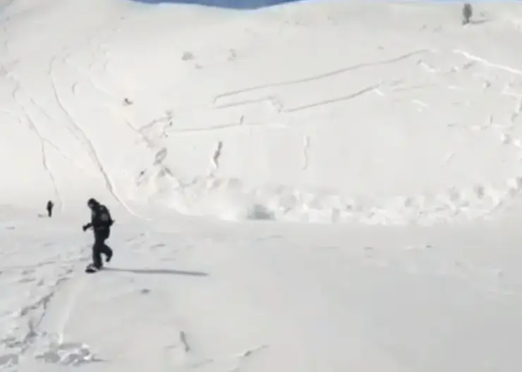 На популярном у красноярцев горнолыжном курорте мужчина попал под лавину