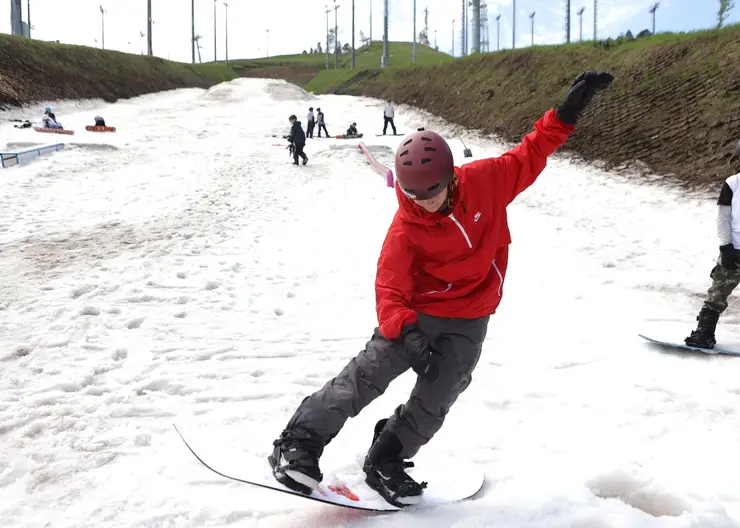 Юные спортсмены Красноярска получили 40 новых сноубордов