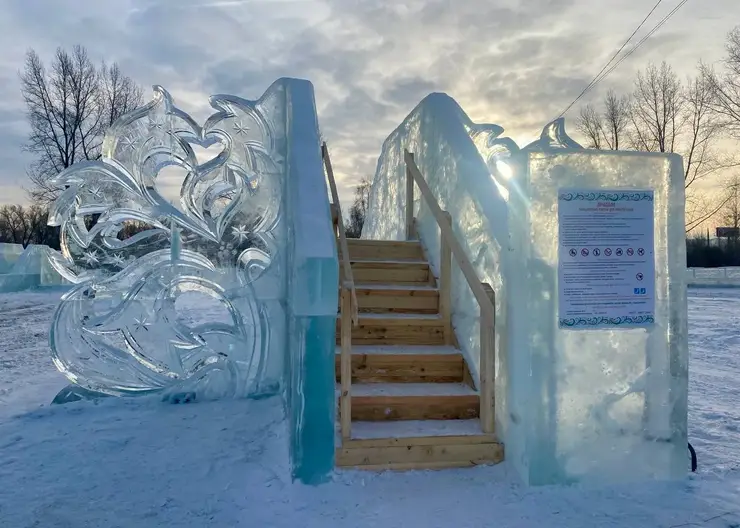 В Красноярске на острове Татышев проверили ледовый городок и оценили состояние горок