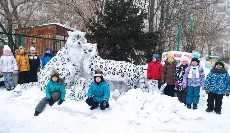 ​​​В красноярском детсаду появились 1,5-метровые снежные барсы