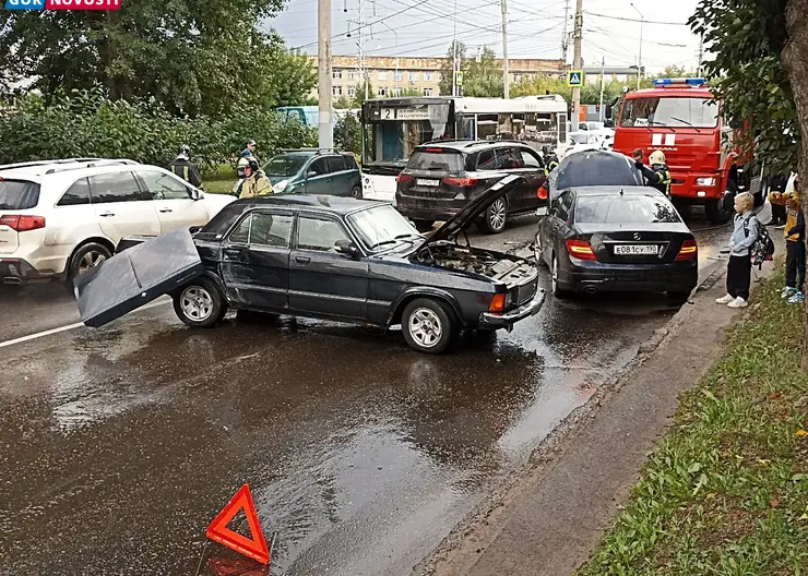 В Красноярске на улице Киренского столкнулись три автомобиля
