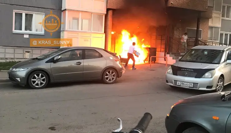 Жители Солнечного в Красноярске спасли стоящую во дворе машину от пожара