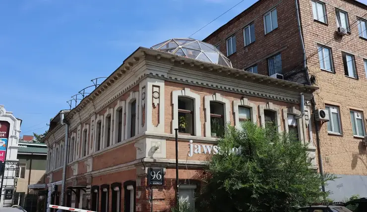 В Красноярске оштрафовали собственника исторического здания за установку купола на крыше