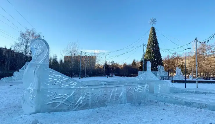 В ледовом городке Октябрьского района появились Щелкунчик и персонажи «Лебединого озера»