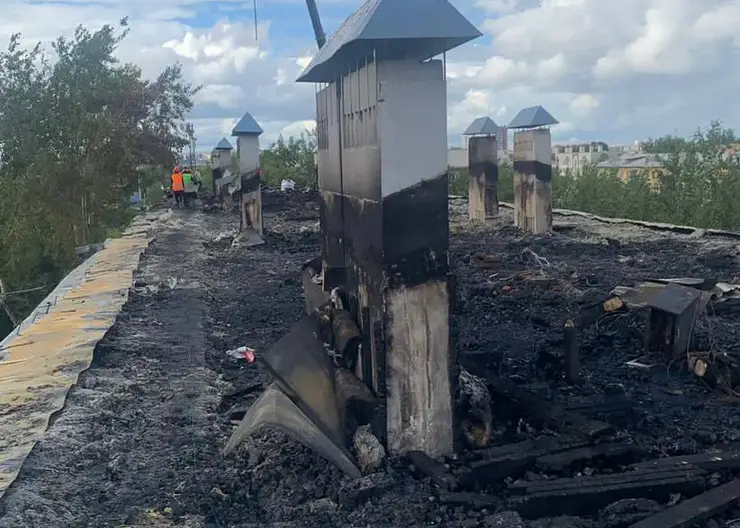 В Красноярске несмотря на выходные продолжают восстанавливать сгоревшую кровлю дома на Маяковского