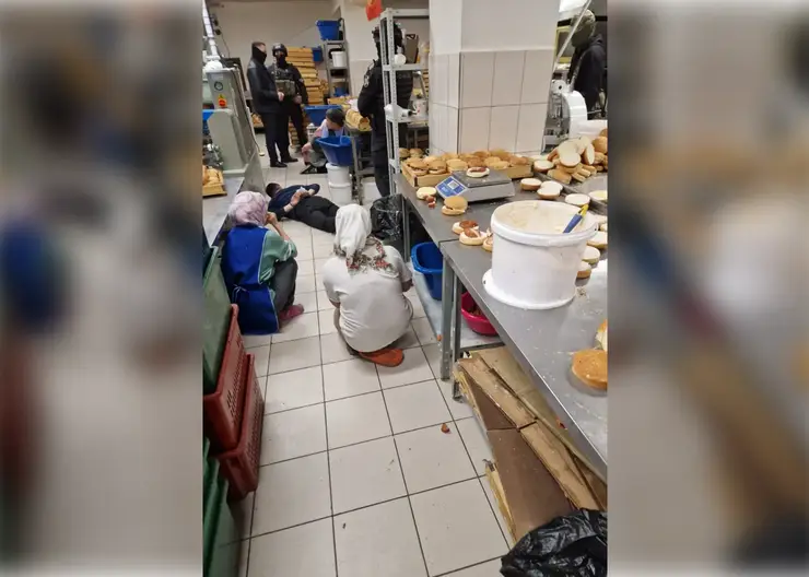 В красноярской пекарне задержали 20 мигрантов