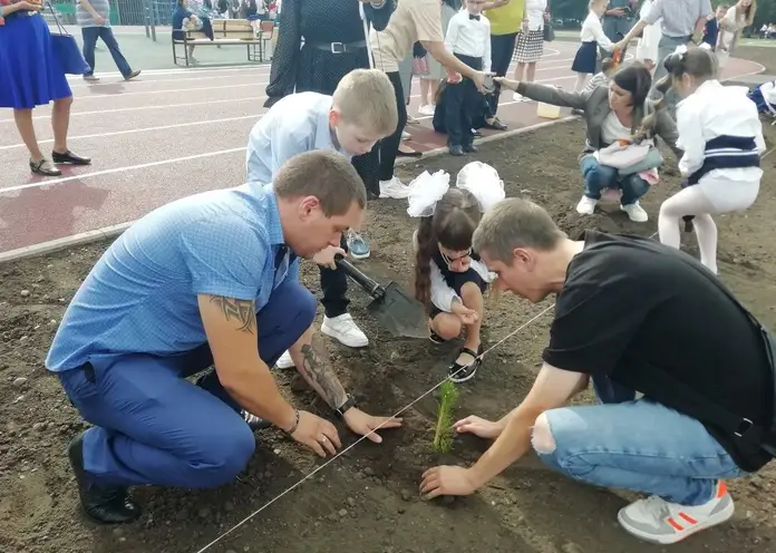 В Красноярске первоклассники высадили шесть тысяч деревьев