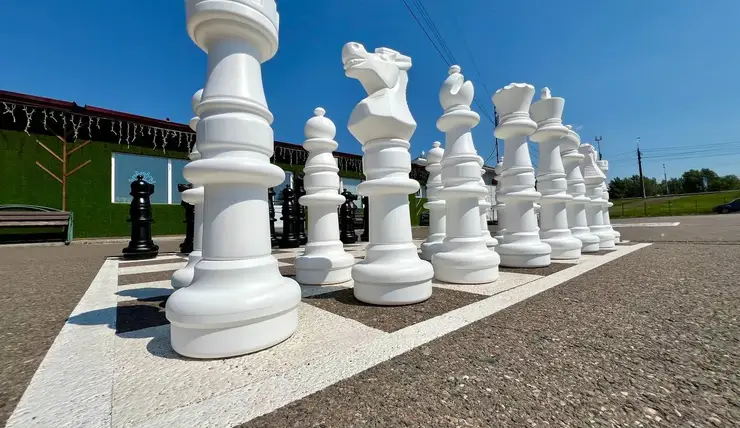 В красноярском Татышев-парке появились уличные шахматы и шашки